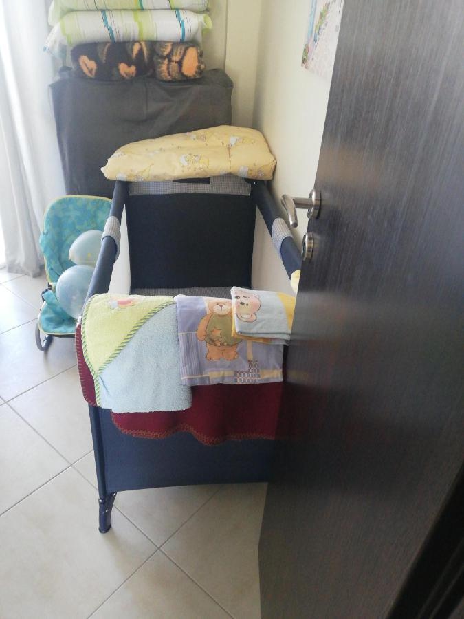 Apartment By The Beach Neoi Epivatai Bagian luar foto