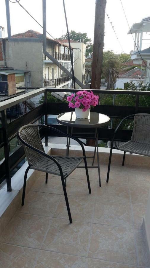 Apartment By The Beach Neoi Epivatai Bagian luar foto