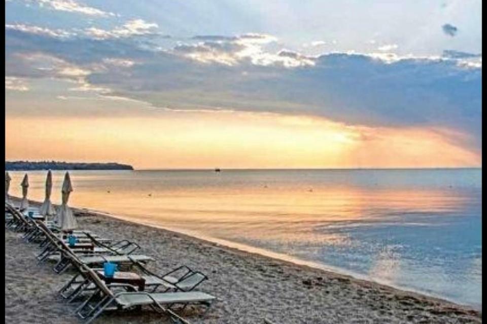 Apartment By The Beach Neoi Epivatai Bagian luar foto