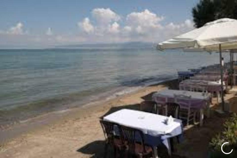 Apartment By The Beach Neoi Epivatai Bagian luar foto