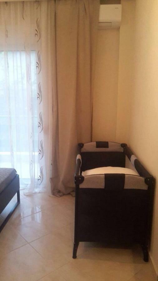 Apartment By The Beach Neoi Epivatai Bagian luar foto